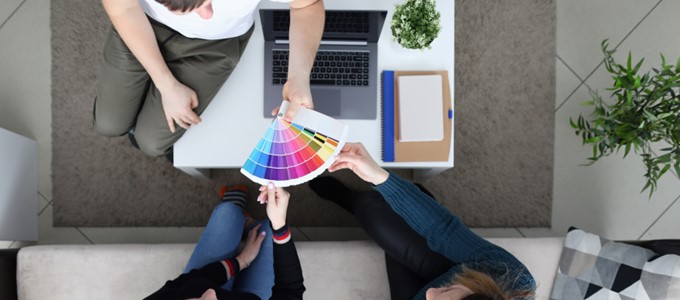 Przestrzeń biurowa w odcieniach niebieskiego i zielonego – idealne kolory do pracy w skupieniu.